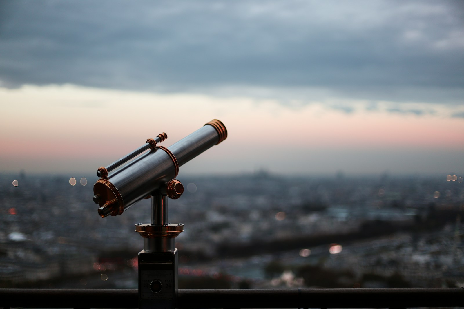 Telescópio preto apontado para o horizonte durante o dia.